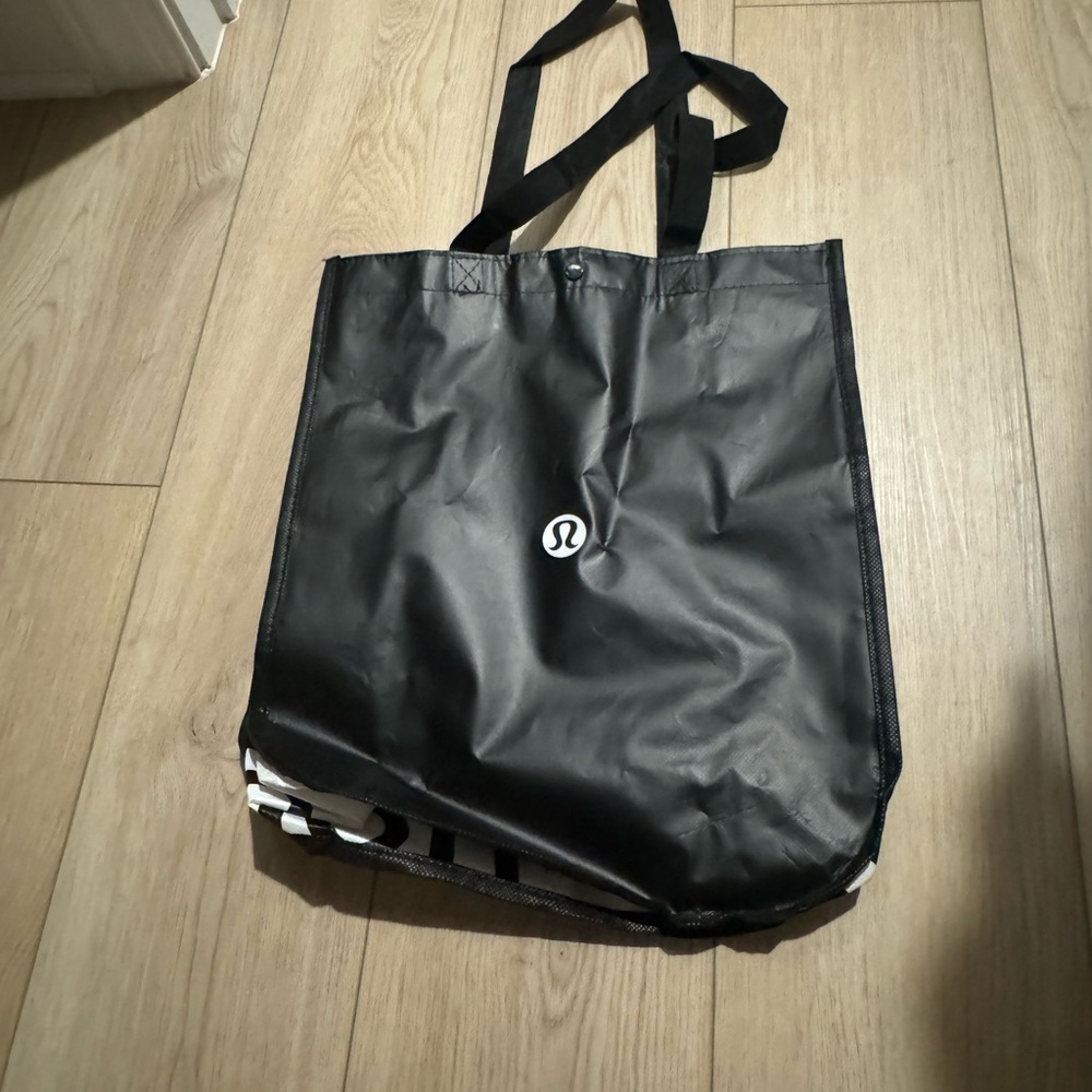 medium lululemon bag